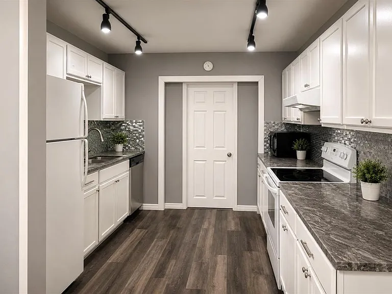 1116 E Winnemissett Ave — Photo 3