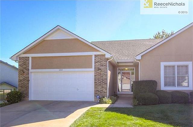 Welcome to 12105 Oakmont Street, Overland Park, KS located in desirable Stratford Place 50+ maintenance provided community.