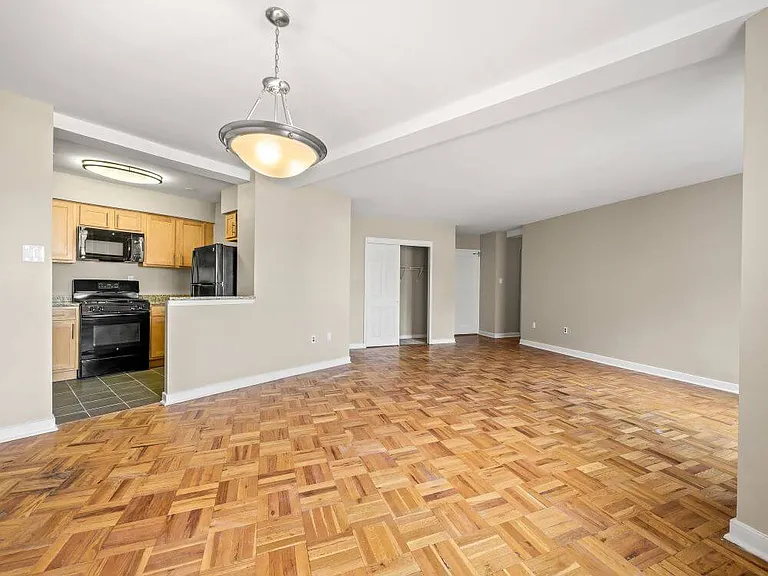 100-york-apartment-w305-2r