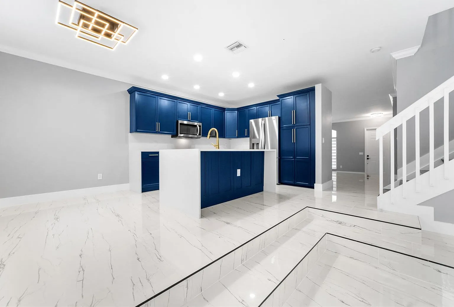 4 bed, 2.5 bath, 2189 sqft, $5,000 — Photo 4