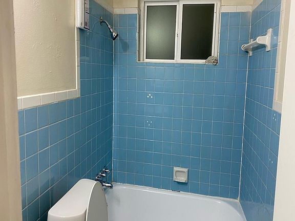 5th image of 2408 Northeast Cir