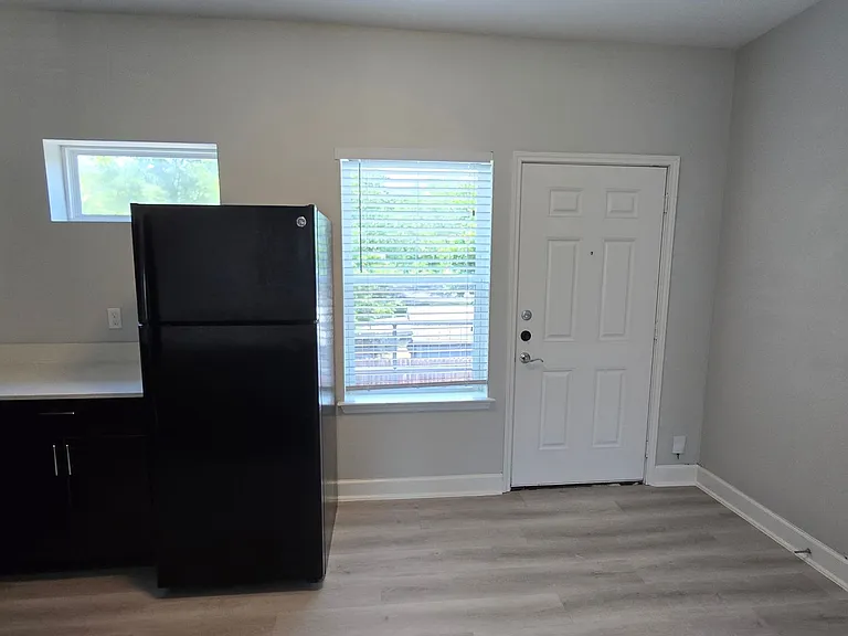 503 W Kings Hwy — Photo 9
