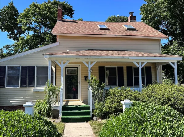 47 Henry St, Sayville, NY 11782
