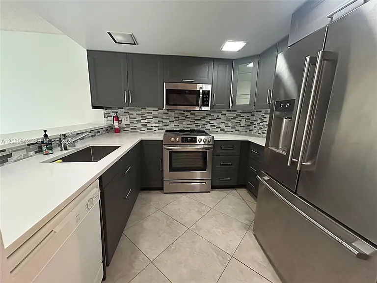 4401 SW 70th Ter — Photo 1