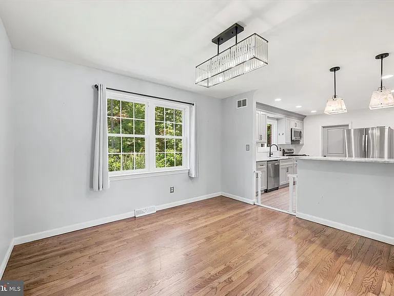 6 Janice Dr — Photo 4
