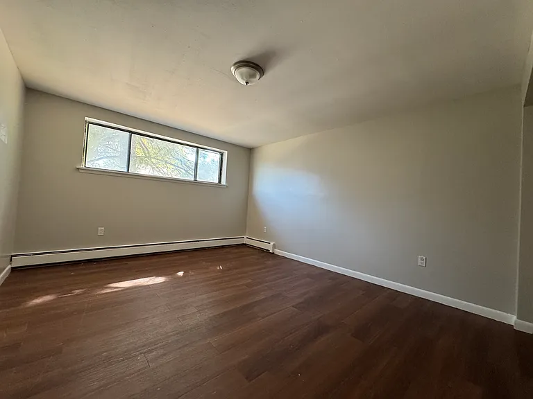100-411 Benton St #404 — Photo 8