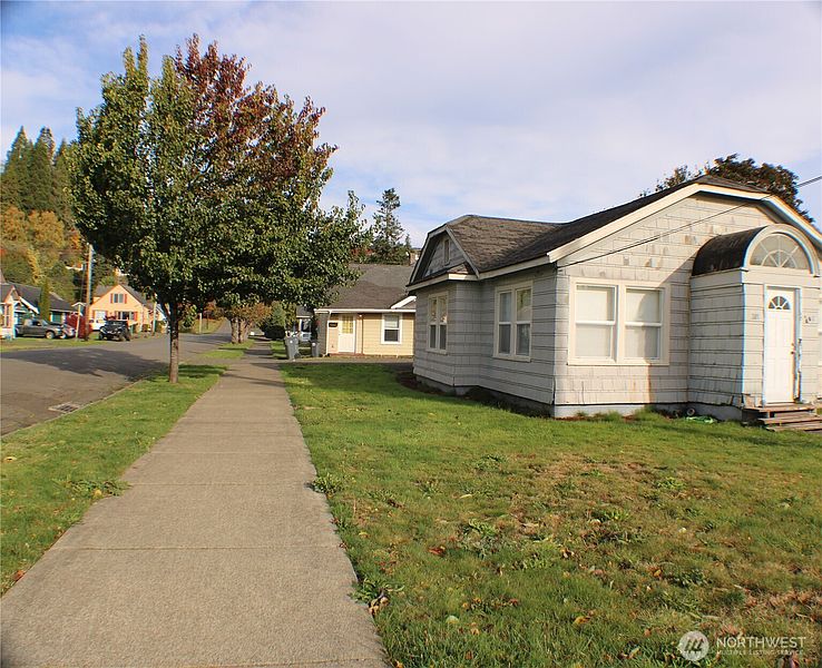 4th image of 301 Eklund Avenue