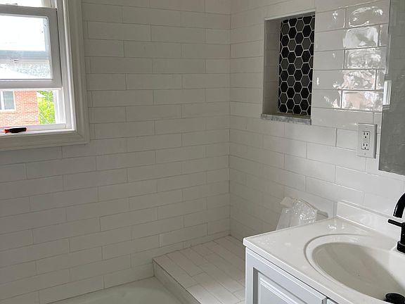 4th image of 106 Mansion Ave #2