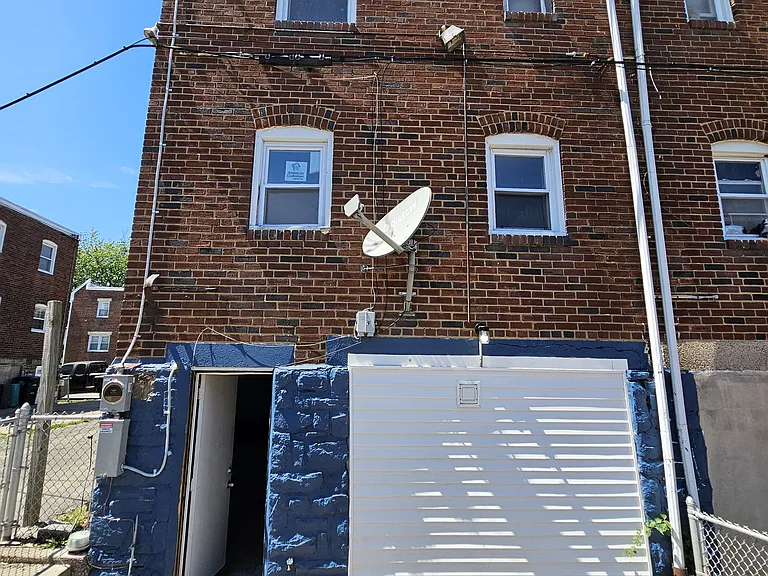 825 McDonald St — Photo 3
