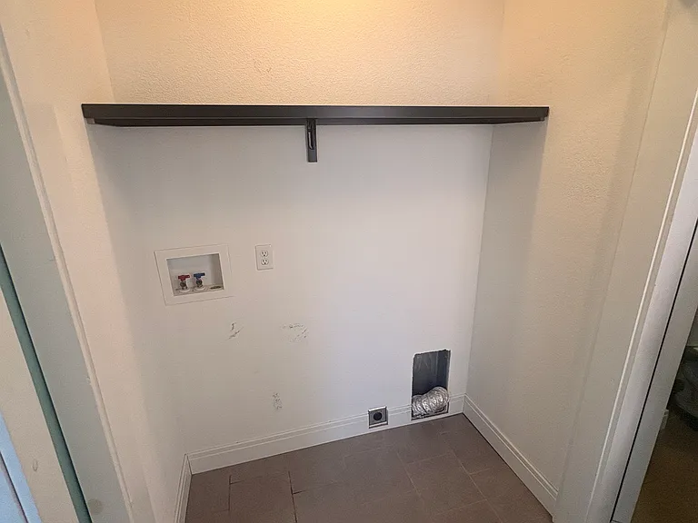 Washer & Dryer Hookups