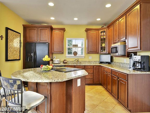 Open eat-in kitchen w/corian countertops