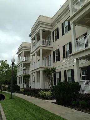 987 Fern Ave #202