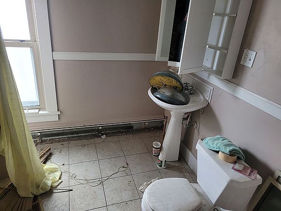 3rd image of 118 E Dayton St