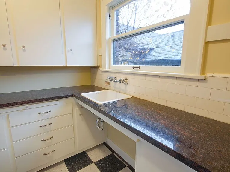 416 Summit Ave E — Photo 18