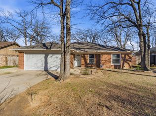 904 Red Oak St, Azle, TX 76020