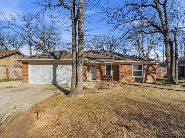 904 Red Oak St, Azle, TX 76020