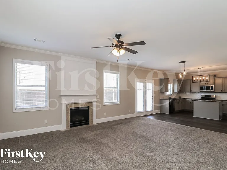 821 Harrison Dr — Photo 3