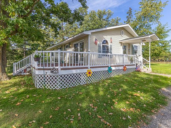 3rd image of 2422 Sumac Rd NE