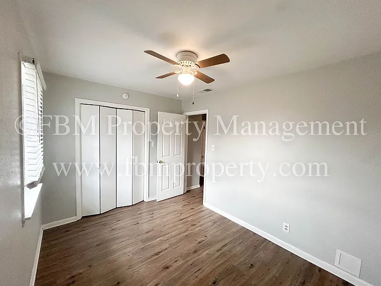 330 W College St #4 — Photo 17