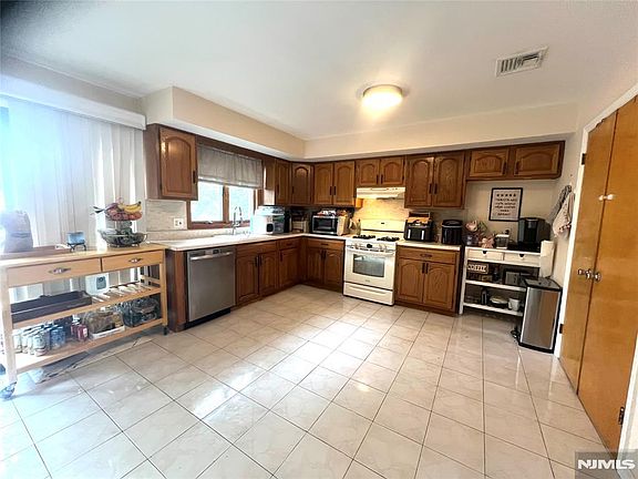 3rd image of 414 Lafayette Ave