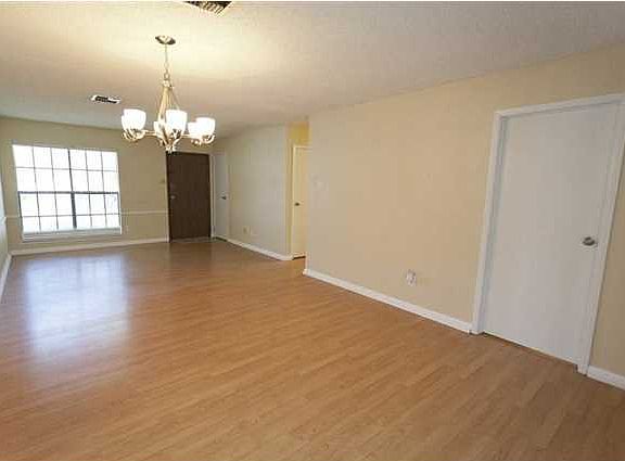 4th image of 207 Plaza Village Dr