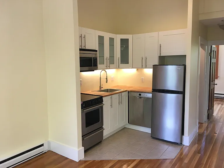 223 W Newton St #3 — Photo 2