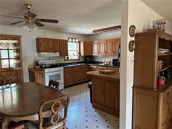 3rd image of 211 Hampton Rd