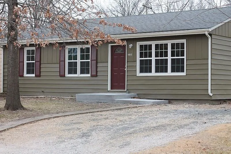 3 bed, 1120 sqft, $1,880 — Photo 2
