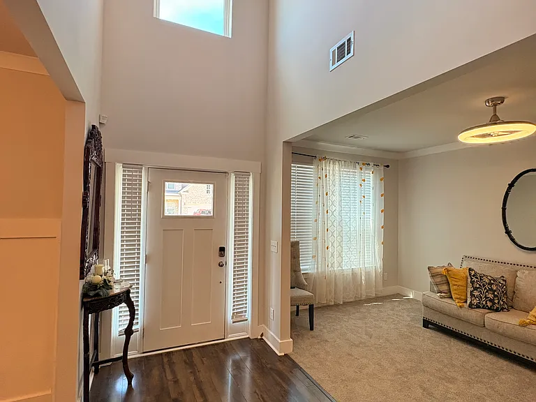 370 Crestbrook Ln — Photo 3