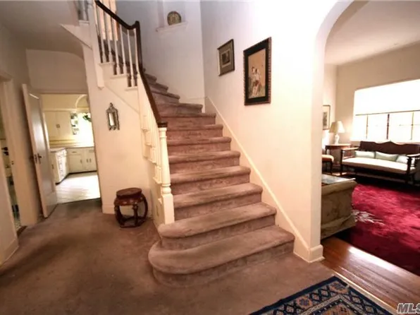 82-27 Utopia Pky, image 1 of 18