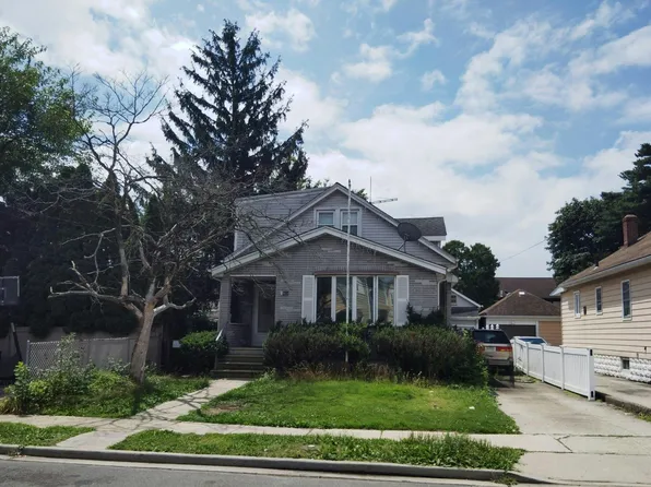 1069 Concord St, Franklin Square, NY 11010