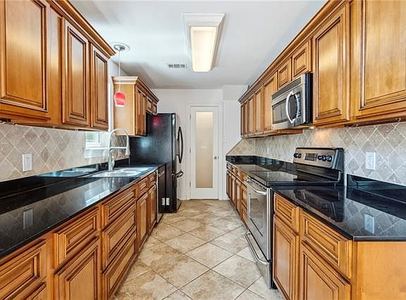 4th image of 400 Stafford Pl