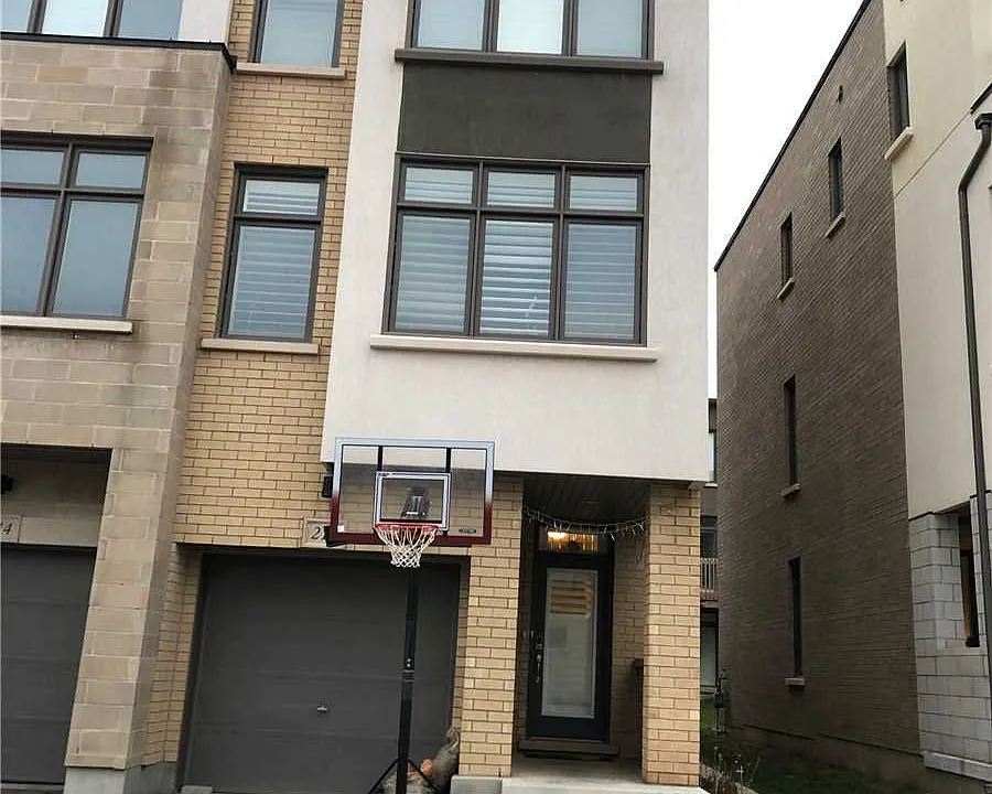 212 Squire Cres
