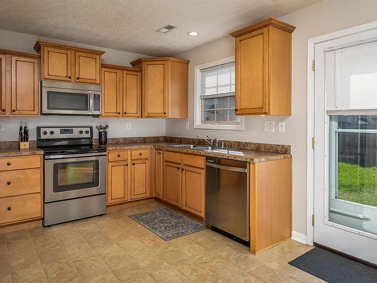 3221 Sweet Clover Ln — Photo 8