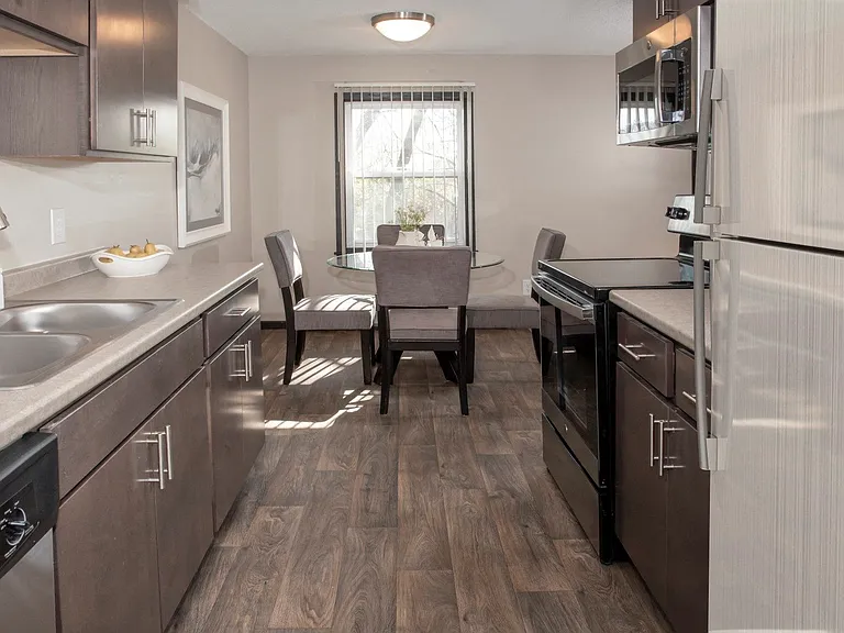 Chateau Apartments — Photo 5
