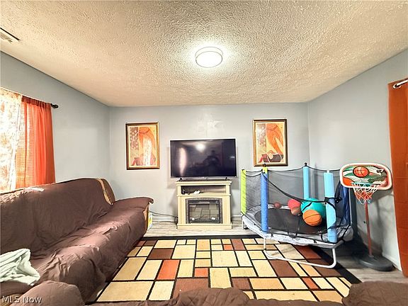 3rd image of 11808 Leeila Ave