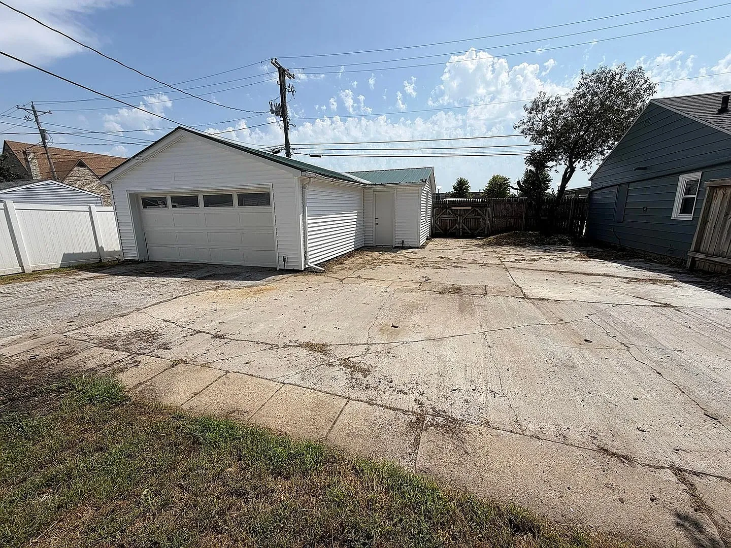Updated 3-Bedroom Home with Oversized 2-Car Garage for Rent — Photo 3