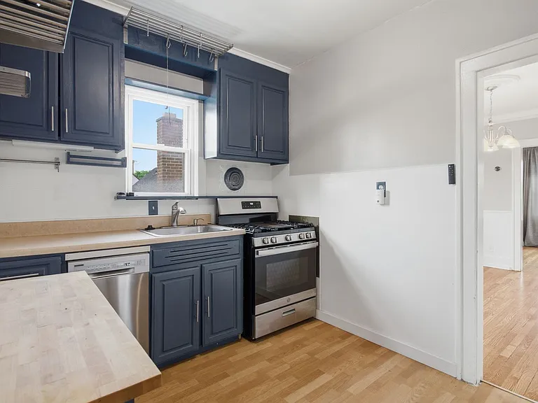 2823 Queen St — Photo 3
