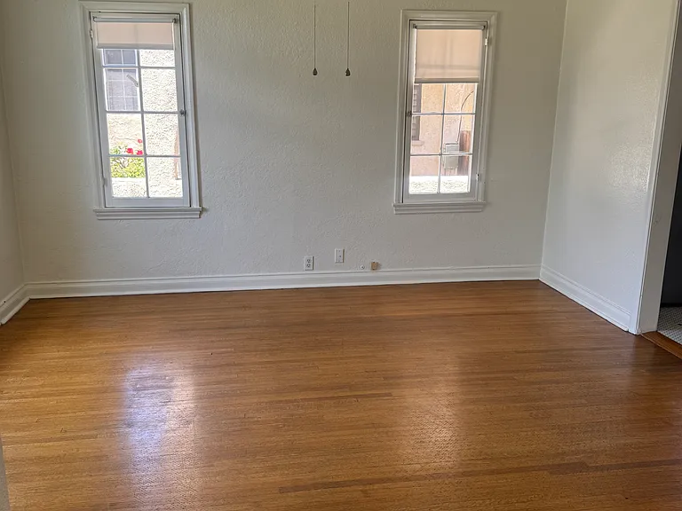 2142 Selby Ave — Photo 12