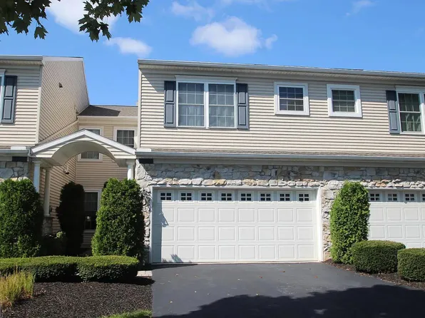 9 Carousel Cir, Hershey, PA 17033