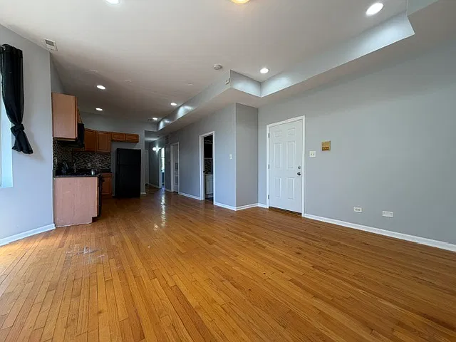 3 bed, 1000 sqft, $1,900 — Photo 4