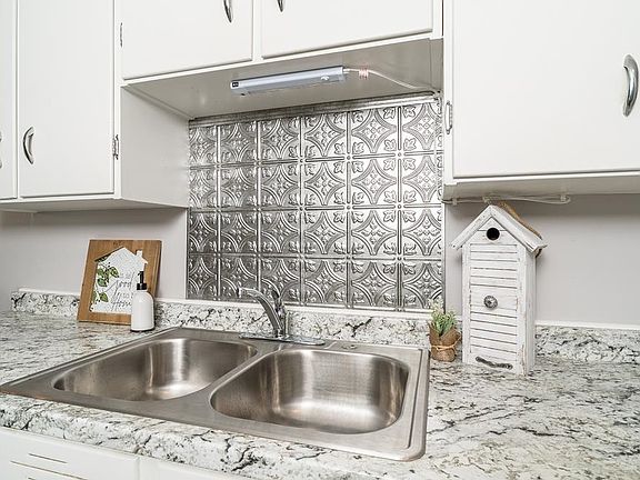 5th image of 2515 S Sharlaine Dr
