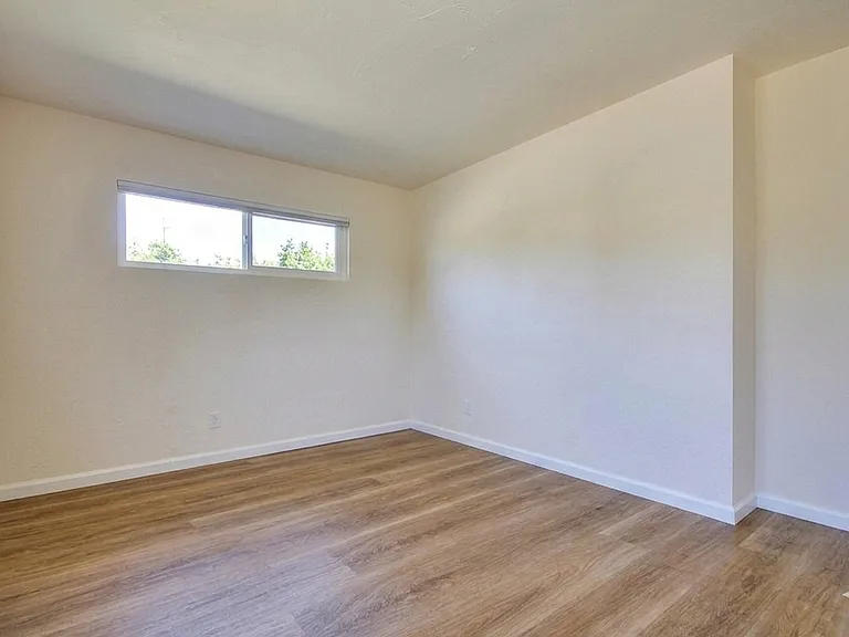 974 N Patterson Ave — Photo 8