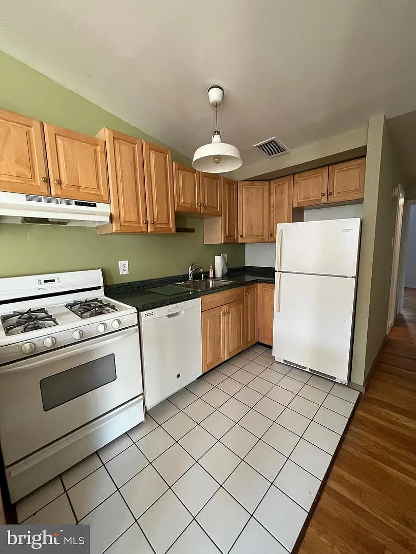1 bed, 700 sqft, $1,950 — Photo 3