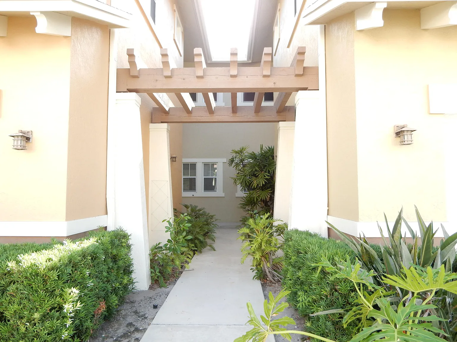 3 bed, 2.5 bath, 2335 sqft, $3,875 — Photo 3