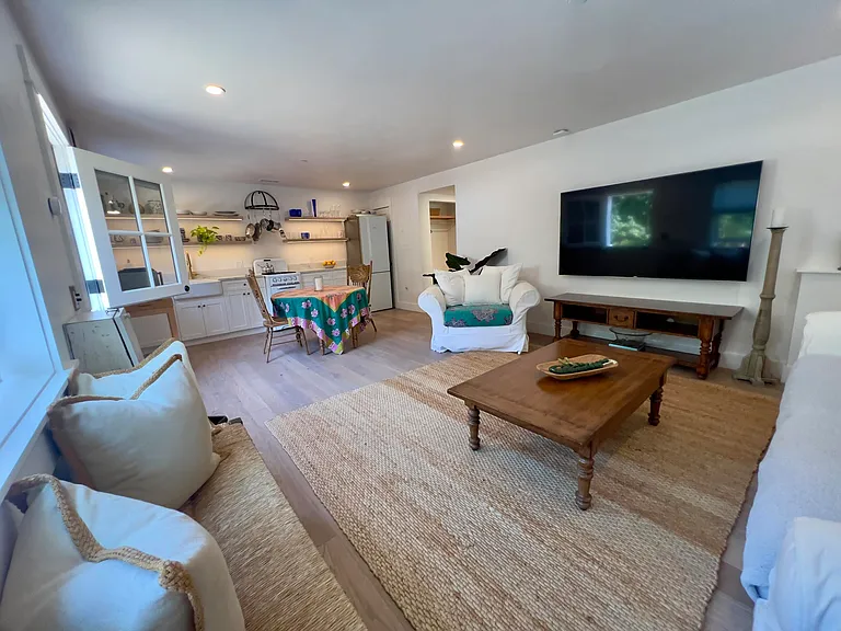 1703 Chapala St #A — Photo 8