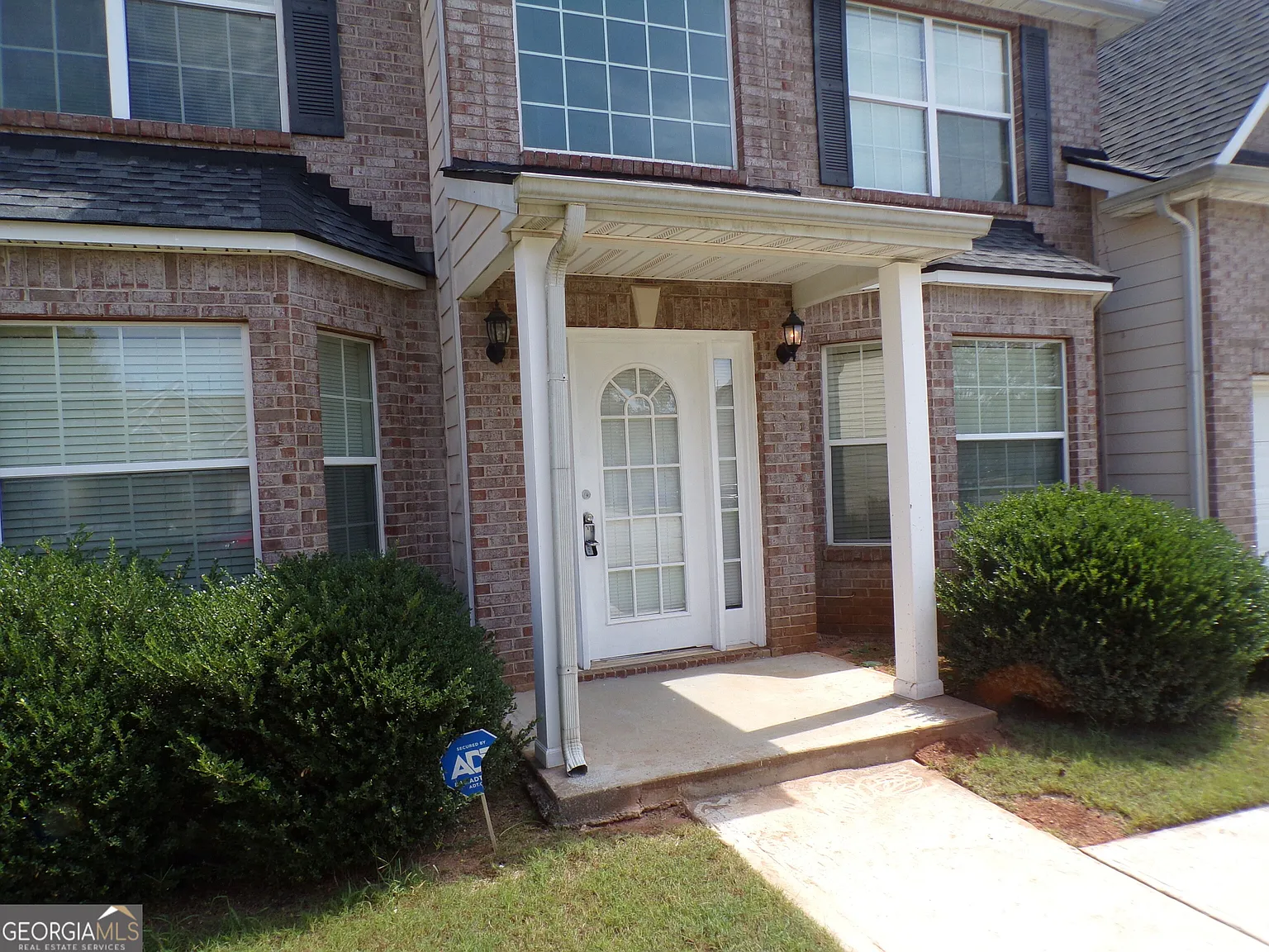 5 bed, 3.0 bath, 3356 sqft, $2,300 — Photo 2