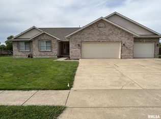 107 Lilac Ln, Chatham, IL 62629