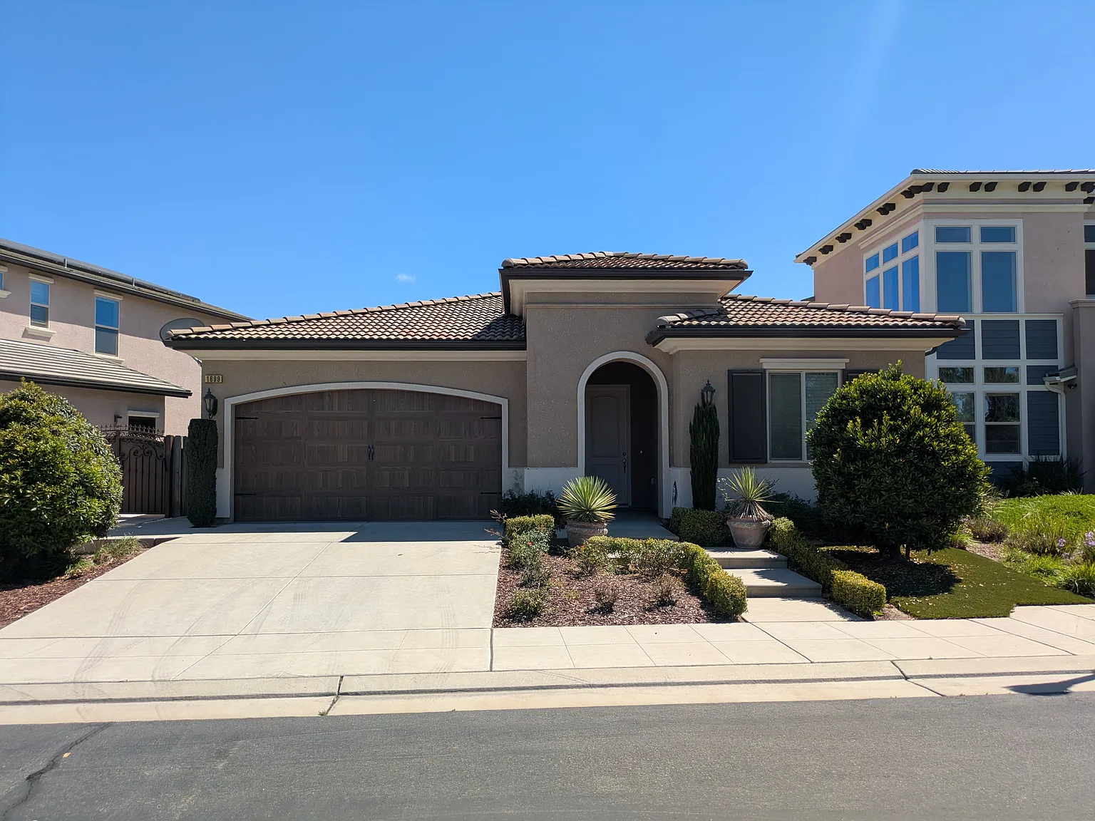 3 bed, 2194 sqft, $3,200 — Photo 1
