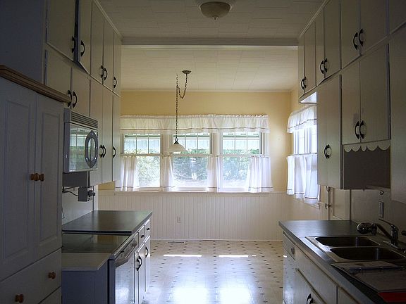 Kitchen and Breakfast Area